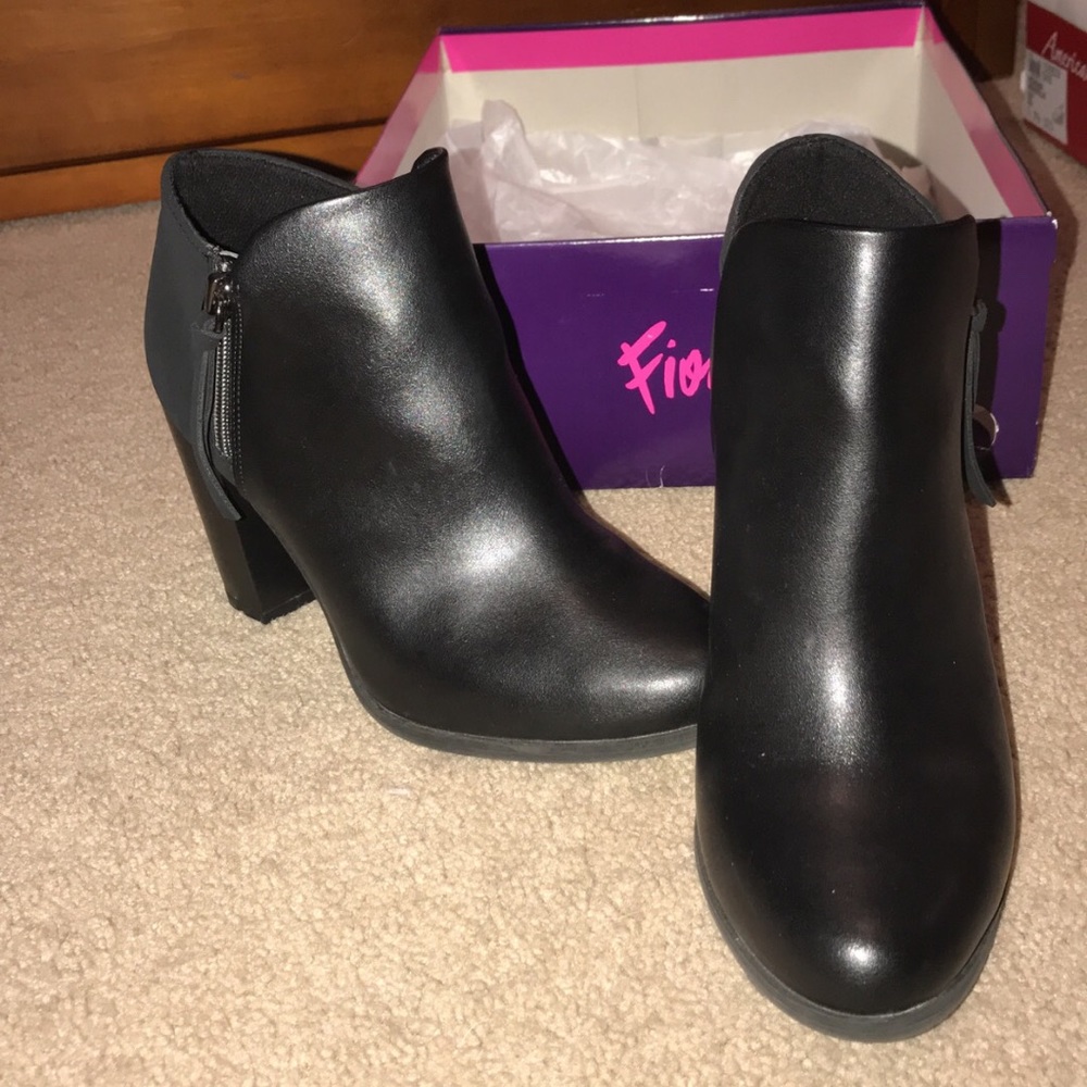 BLACK BOOTIES